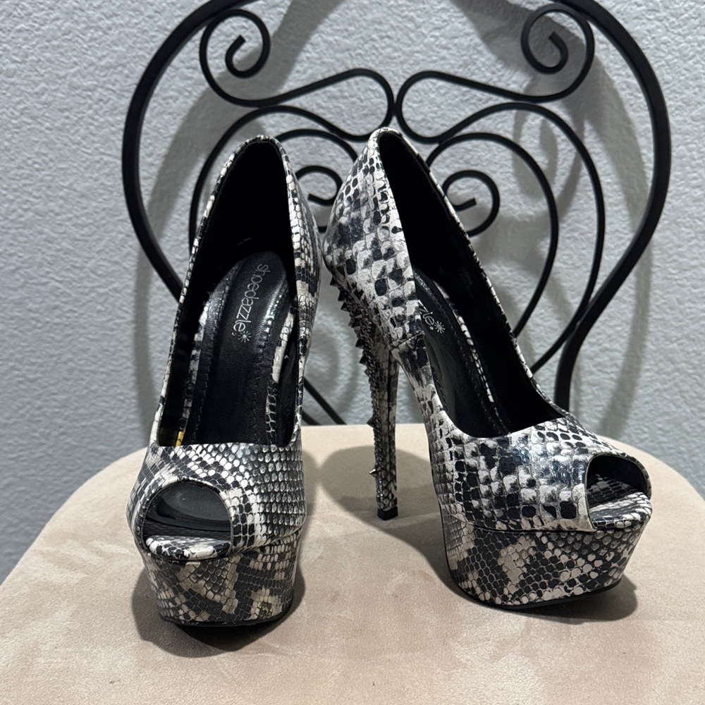Shoe Dazzle Monochrome Snake Print Heels